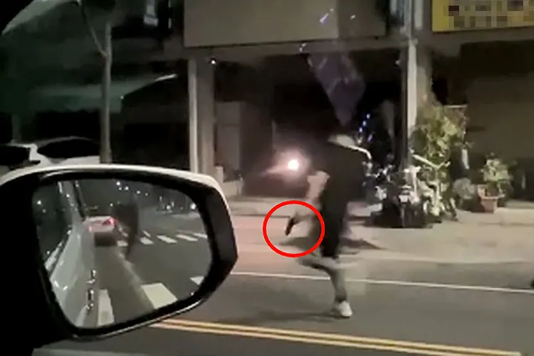 有人手持鎮暴槍威嚇助陣。翻攝黑色豪門企業