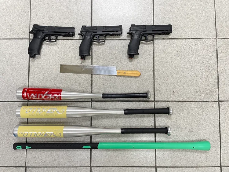 查扣鎮暴槍3支、棍棒5支、西瓜刀1把等證物。讀者提供