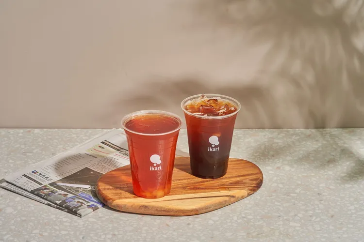 今天穿紅黑服飾到ikari怡客咖啡可享指定飲品買1送1。業者提供