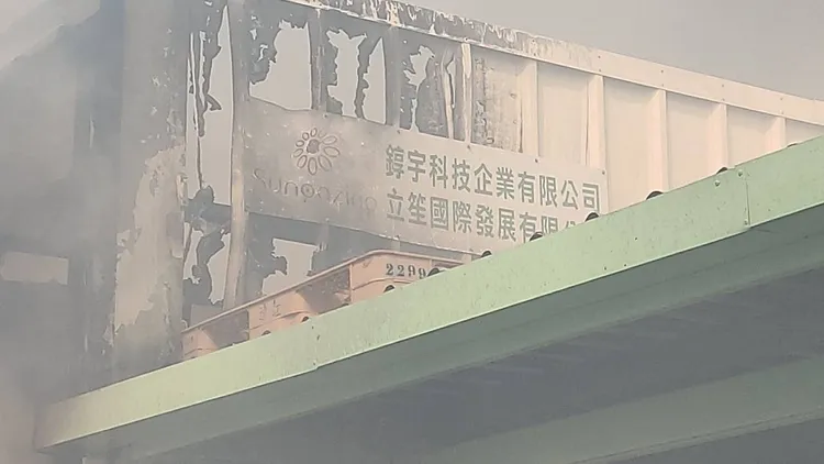 大甲區文曲路一家工廠也傳出火警，所幸未傳出人員受困。台中市消防局提供
