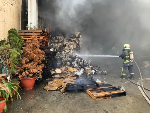 大年初八不平靜 台中2工廠同時間起火!二人受困救出