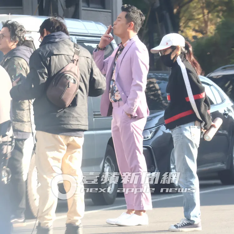 三立《一家團圓》主要演員林佑星（中）叼著菸吞雲吐霧。特勤中心攝