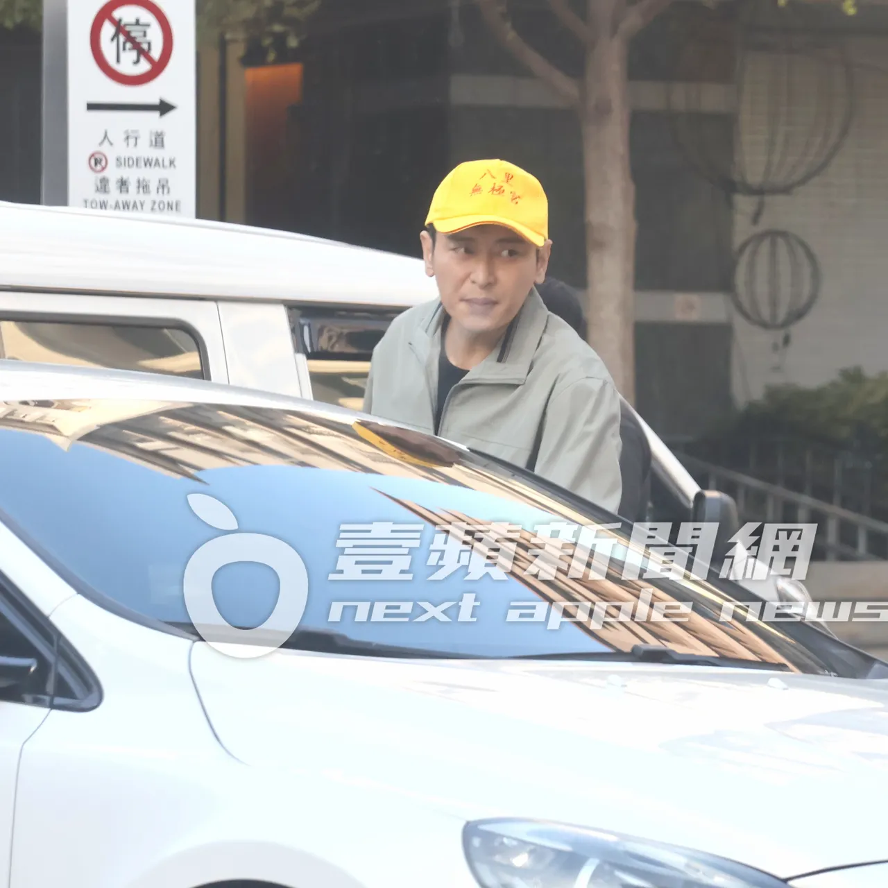 陳冠霖抽完菸後,吐出最後一口氣,立馬跳上車接戲。特勤中心攝