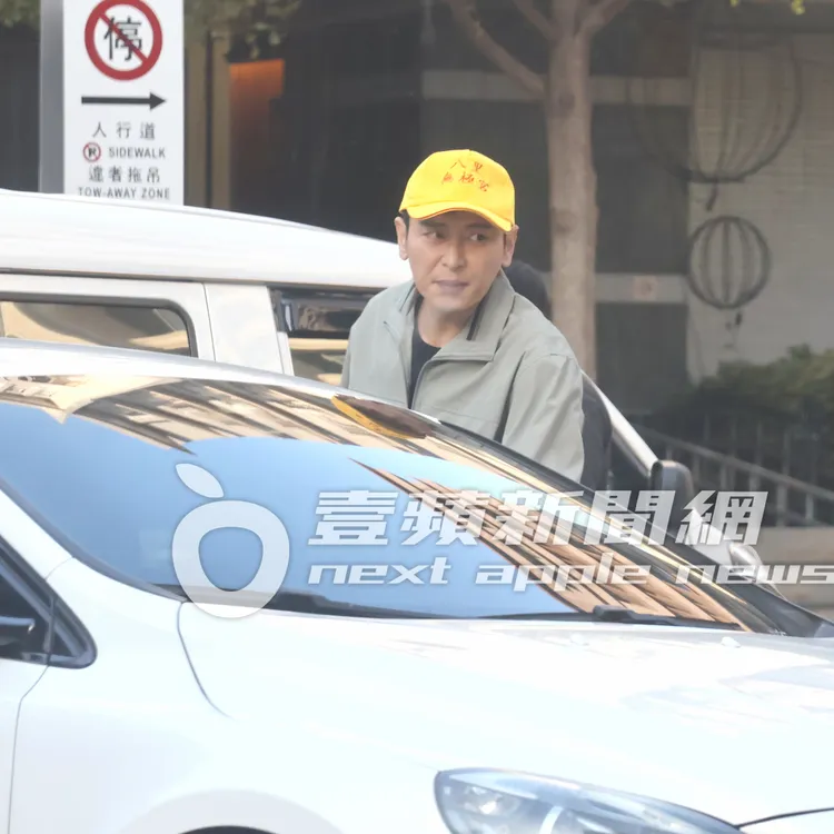 陳冠霖抽完菸後，吐出最後一口氣，立馬跳上車接戲。特勤中心攝