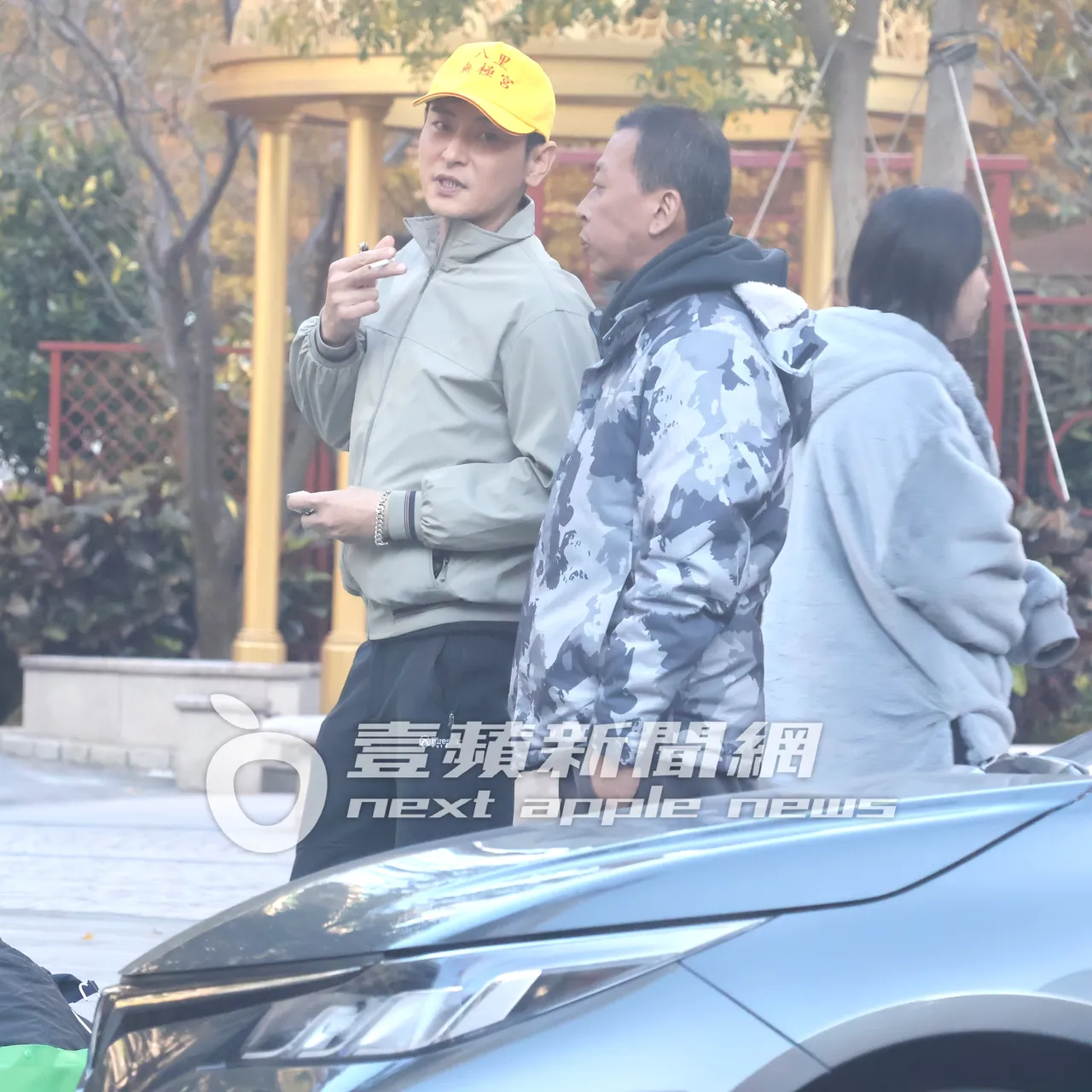 一身宮廟信眾裝扮的陳冠霖,手指夾著香菸和工作人員搏感情。特勤中心攝