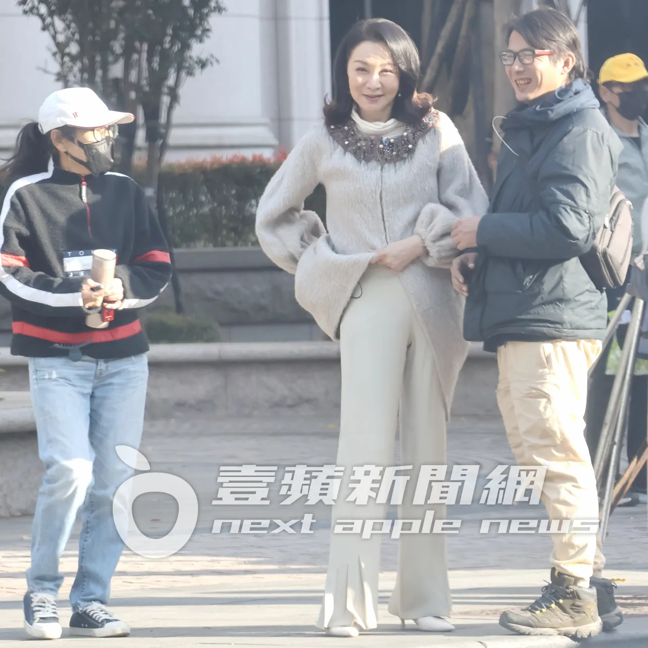三立《一家團圓》主要演員張瓊姿(中),脖子上圍著聖誕花圈造型圍巾,收工後對著鏡頭甜笑。特勤中心攝