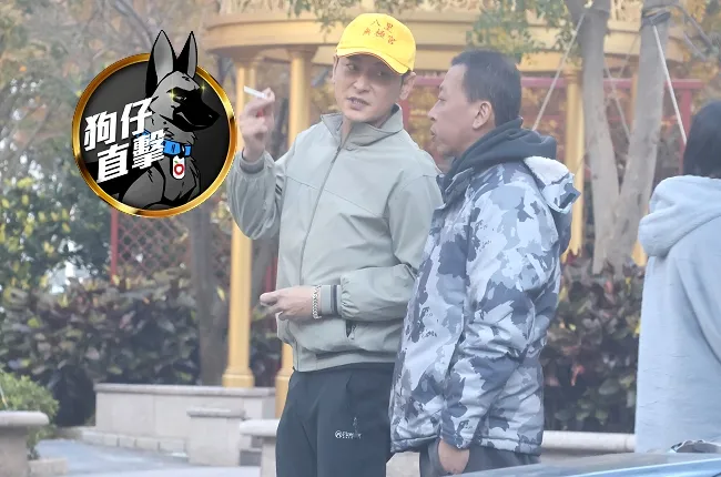 《一家團圓》陳冠霖叼菸宮廟信徒上身本色演出。特勤中心攝