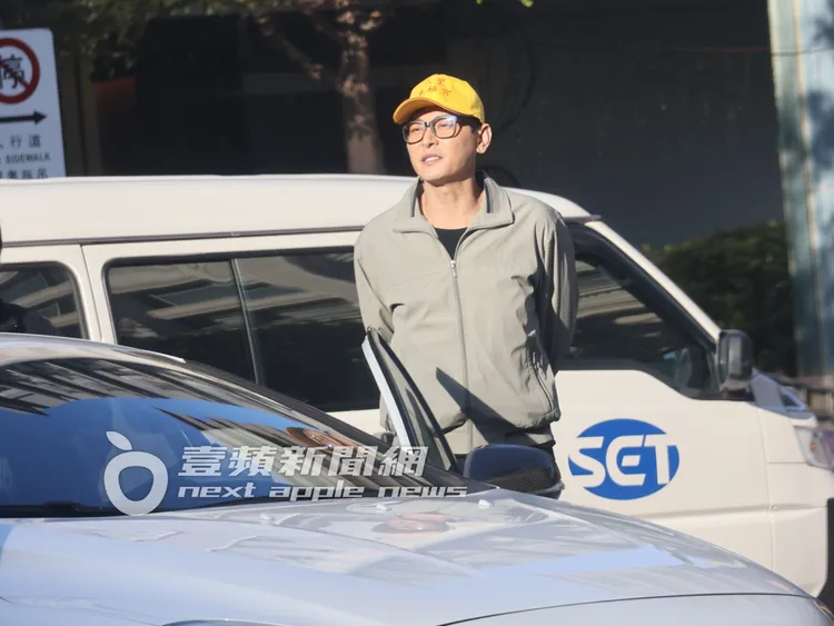 陳冠霖戴著黑框眼鏡及宮廟帽。特勤中心攝