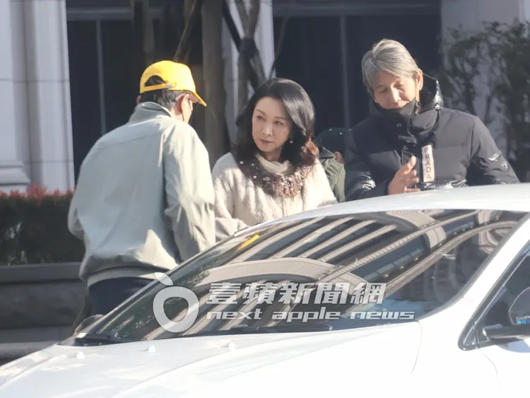 三立台劇一哥陳冠霖（左起）與張瓊姿和導演卓群超，在轎車旁排演劇本。特勤中心攝