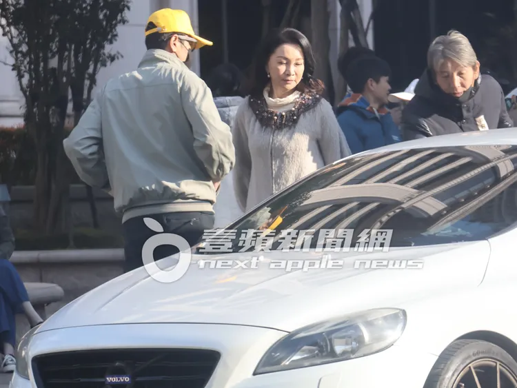 三立一哥陳冠霖（左起）化身宮廟信徒打扮，和聖誕花圈掛在脖子上的張瓊姿排戲。特勤中心攝