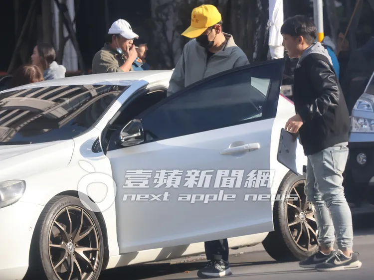 三立《一家團圓》一哥陳冠霖（中），準備坐上駕駛座拍戲。特勤中心攝