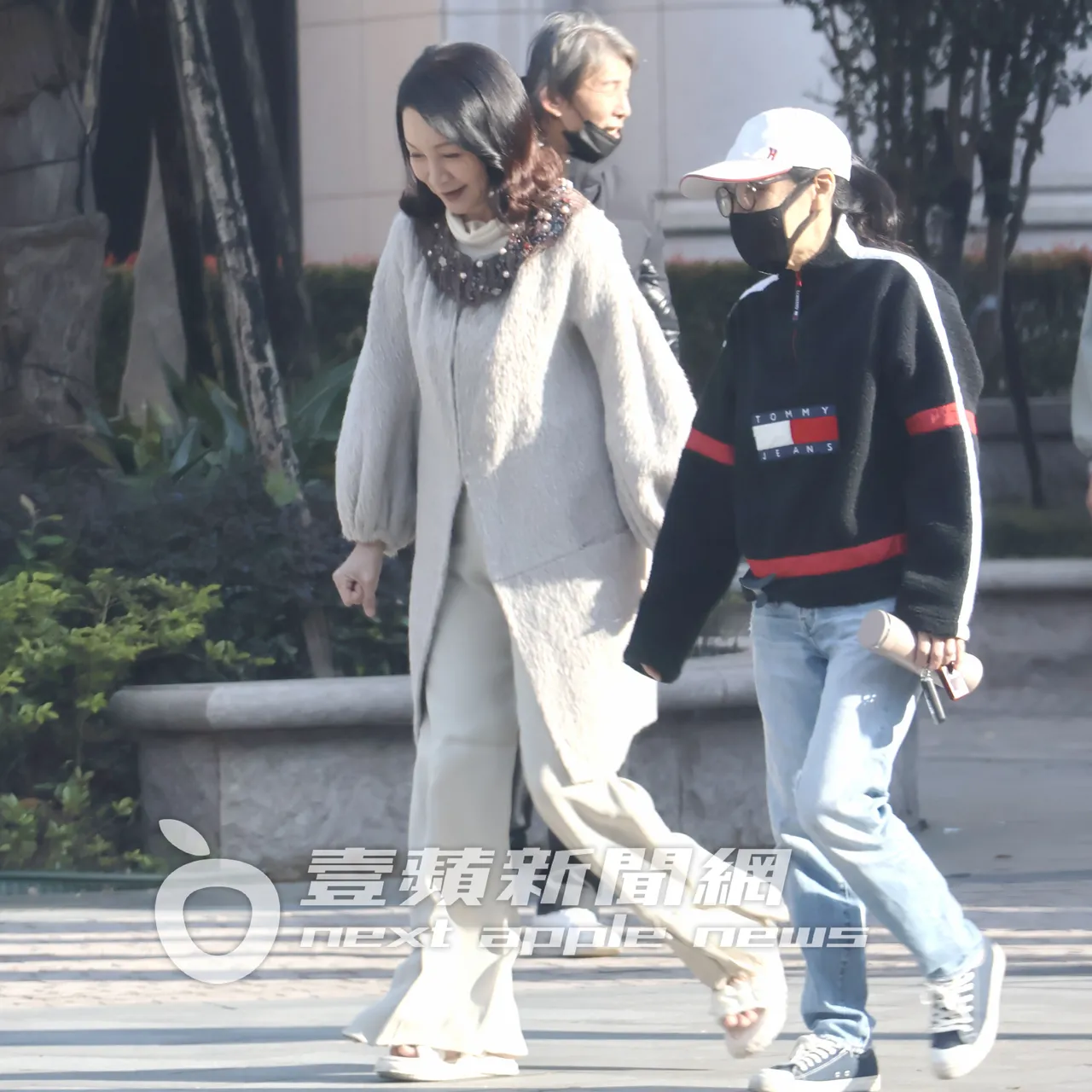 張瓊姿(左)聖誕節當天結束工作,與助理一起離開片場。特勤中心攝
