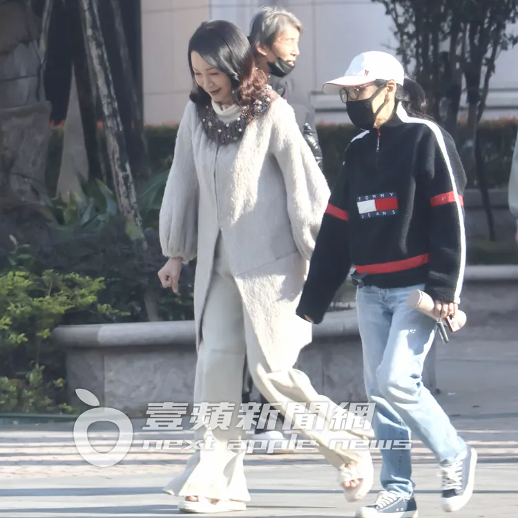 張瓊姿（左）聖誕節當天結束工作，與助理一起離開片場。特勤中心攝