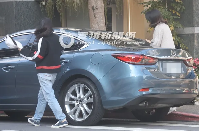 張瓊姿（右）聖誕節收工，搭乘助理開的馬自達轎車回家。特勤中心攝