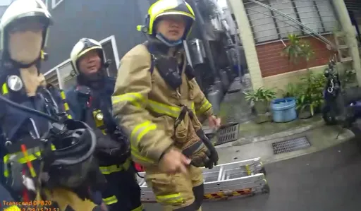 北市勇警奮不顧身火線救援　架梯扛出受困陽台女子
