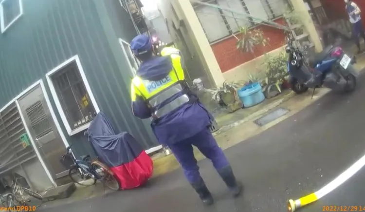 警方發現有民眾受困火場。翻攝畫面