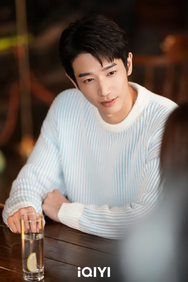 劉以豪舉止眼神直勾殷桃，兩人推拉受好評。愛奇藝國際站提供