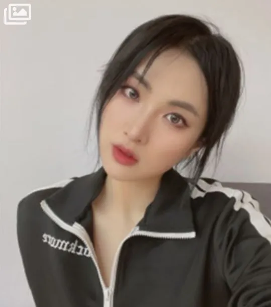 姚安娜剛出道的宣傳照被說是「照騙」。