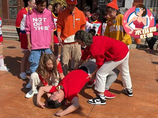 木瓜霞|王燦挑戰跳鼓陣筋骨太硬 下腰直接倒地顫抖