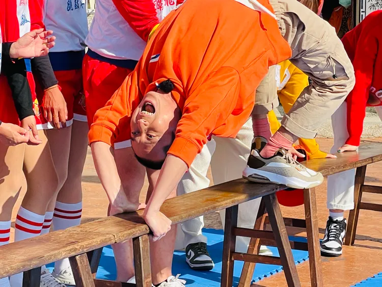 浩子體驗跳鼓陣下腰。民視提供