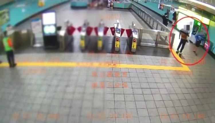 陳翁見事跡敗露，立即逃之夭夭。翻攝畫面