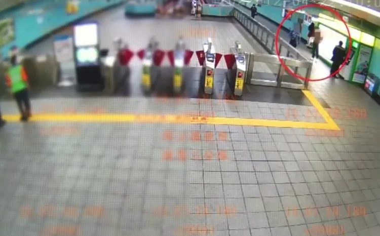 熱心民眾拿出手機錄影蒐證。翻攝畫面