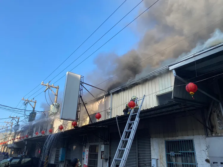 台南永康區發生塑膠工廠大火，火勢延燒八間房屋，並造成台南與北高雄空污。讀者提供