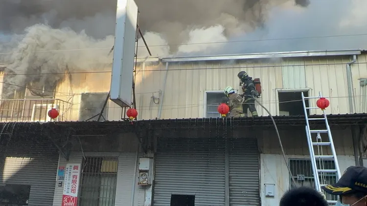 台南永康區發生塑膠工廠大火，火勢延燒八間房屋，並造成台南與北高雄空污。讀者提供