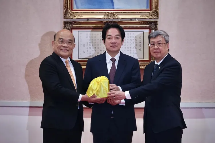 在副總統賴清德(中)監交下，新任行政院長陳建仁(右)，正式從卸任的蘇貞昌(左)手中接下印信。林林攝