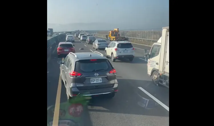 事故造成後方車流回堵。翻攝記者爆料網