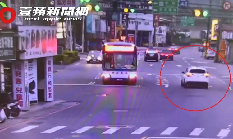 白車（紅圈處）原本正常行駛在順向車道。翻攝自臉書「記者爆料網」