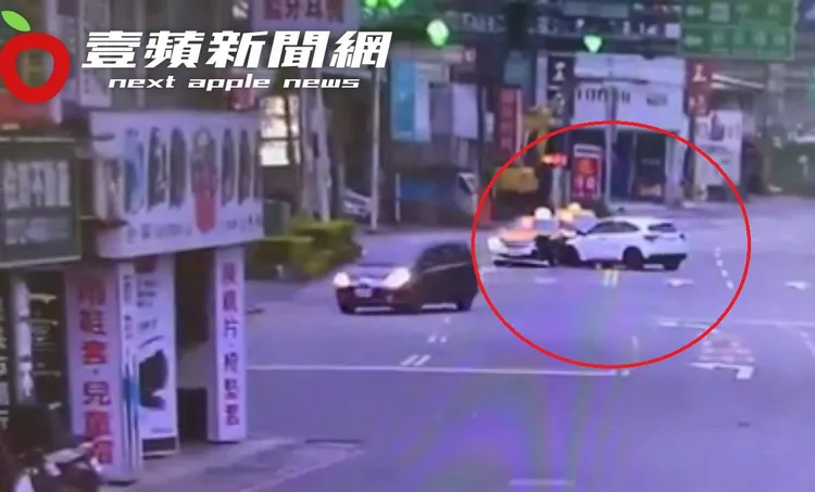 白車（紅圈處）逆撞對向車輛。翻攝自臉書「記者爆料網」