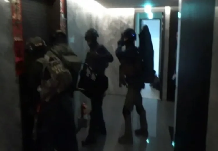 警方攻堅詐團機房。翻攝畫面
