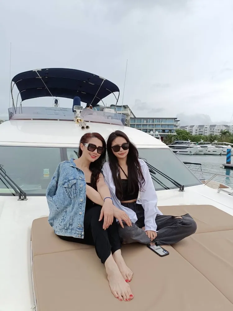 林書煒和女兒同框，兩人就像姊妹一樣。翻攝自林書煒臉書