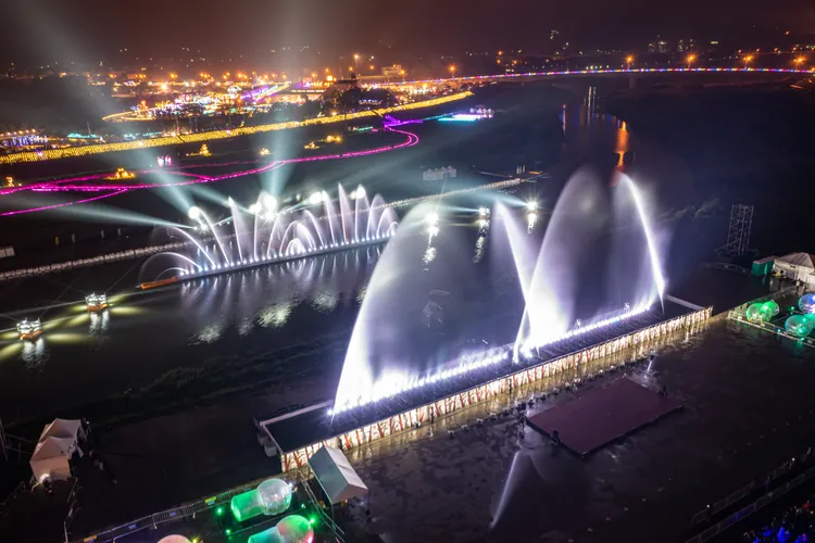 南投燈會定期表演讓人驚豔的水舞秀。南投縣政府提供