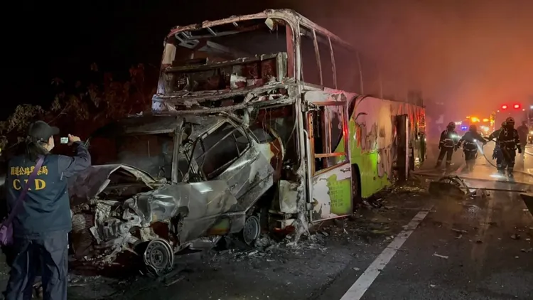 小客車和遊覽車燒到剩骨架。中央社