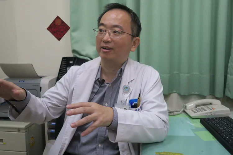 彰化醫院精神科主任醫師梁孫源指出，要給予譫妄症患者定向感。院方提供