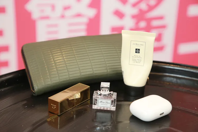 孫盛希隨身必備的時尚小物，包括AirPods無線耳機、Jo Malone London牡丹與胭紅麂絨護手霜、Miss Dior香水、TOM FORD璀璨琉金唇膏，以及COMME des GARÇONS錢包。朱世閎攝
