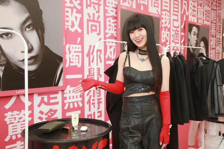 孫盛希分享包包中必備的時尚小物。朱世閎攝