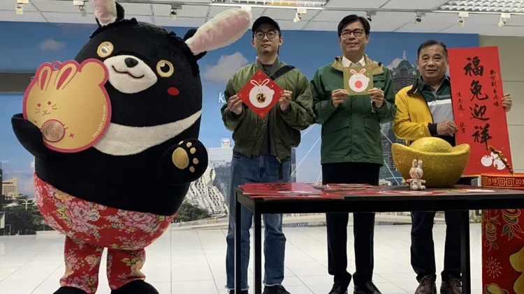 陳其邁今公布2023兔年限定高雄版新春小物，包括《福兔迎祥》春聯、《鴻運佳兔》斗方春聯及兔年開運小紅包、賀卡等。吳慧芬攝