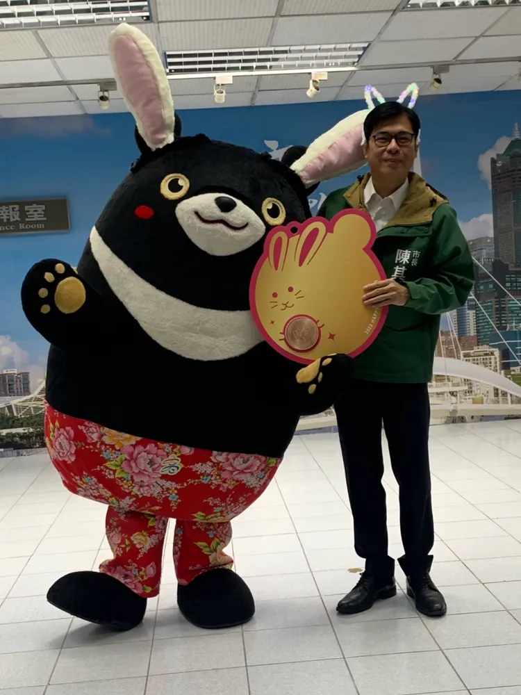 陳其邁與吉祥物高雄熊拿著放大版的高雄市兔年開運小紅包。吳慧芬攝
