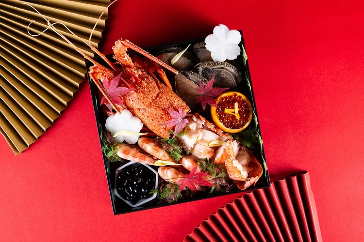 台北萬豪「KOUMA新春御盒」嚴選頂級食材打造十八道季節料理。業者提供