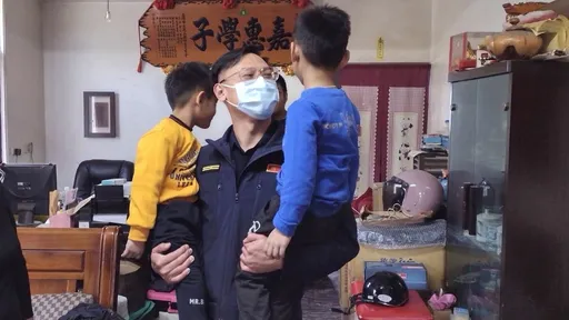 6歲雙胞胎街頭「大哭找媽媽」　悲催真相！單親媽陳屍家中