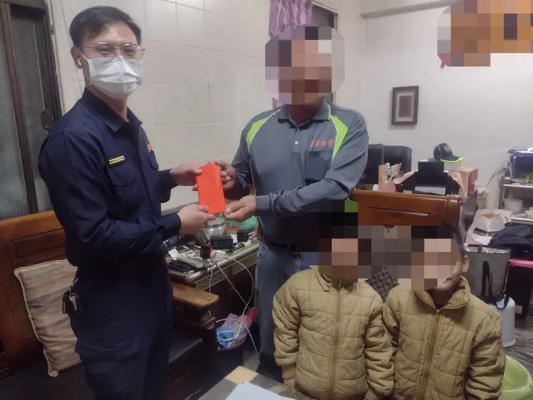 警方轉送急難救助金到許姓舅舅家，剛失去母親的這對小男孩，穿著同樣外套，不解世事地望著相機鏡頭。警方提供