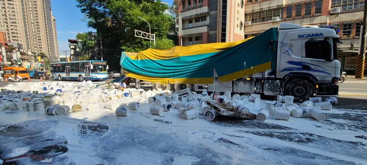 公路總局與新北環保局均派員到場清理，釀禍的大貨車司機挨罰。警方提供