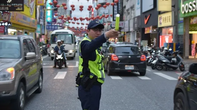 花蓮市區今天出現北返車流，警方在各交通要點指揮疏解車流。警方提供