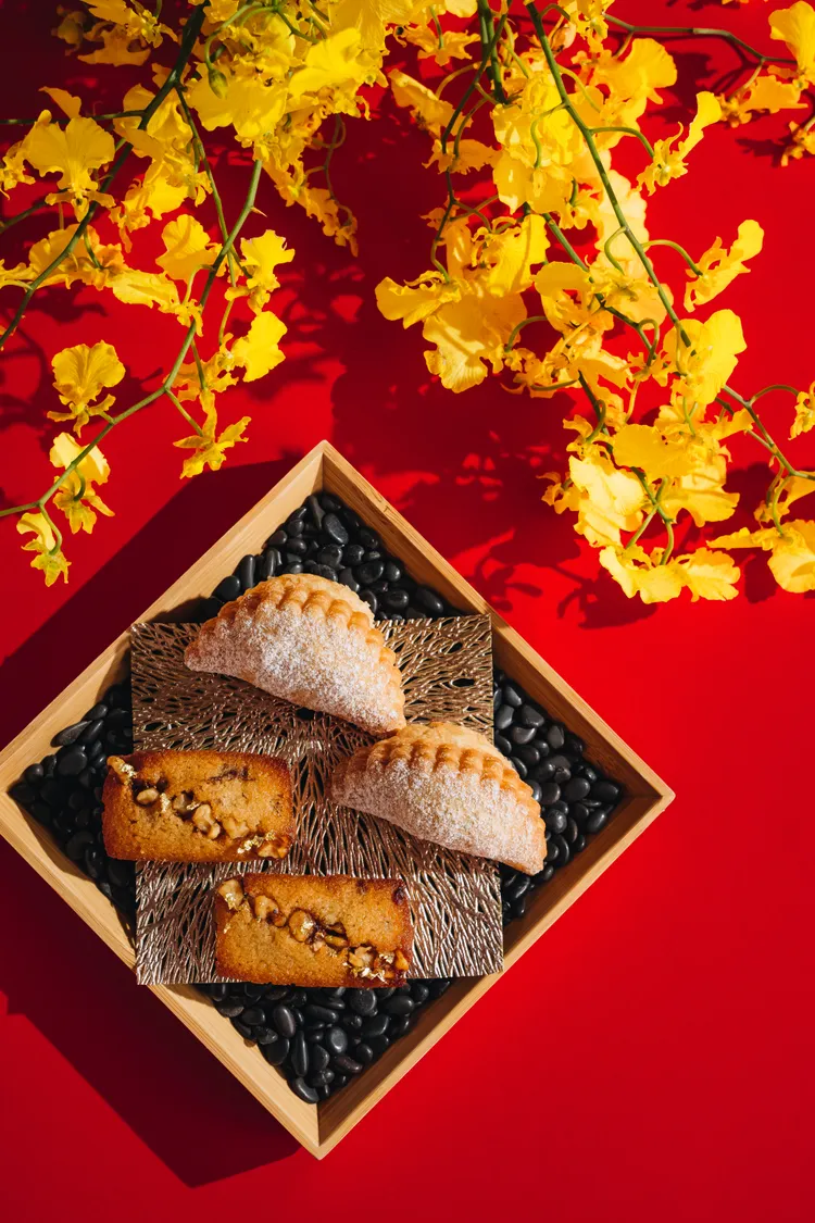 平安 / 圓滿：芋泥金沙香頌 / 桂圓費南雪。業者提供