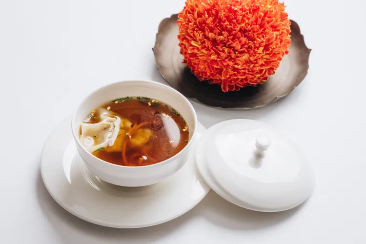 榮華富貴：澄清湯 / 南非鮑魚餃 / 蟲草花 / 花膠。業者提供