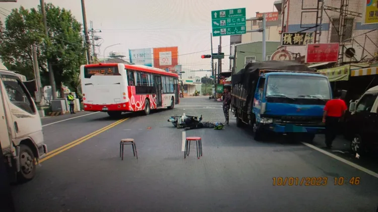 熱心店家置放椅子，指引來車注意。讀者提供