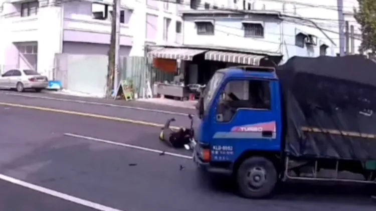 機車連人帶車遭撞飛滾地。翻攝自《社會事》